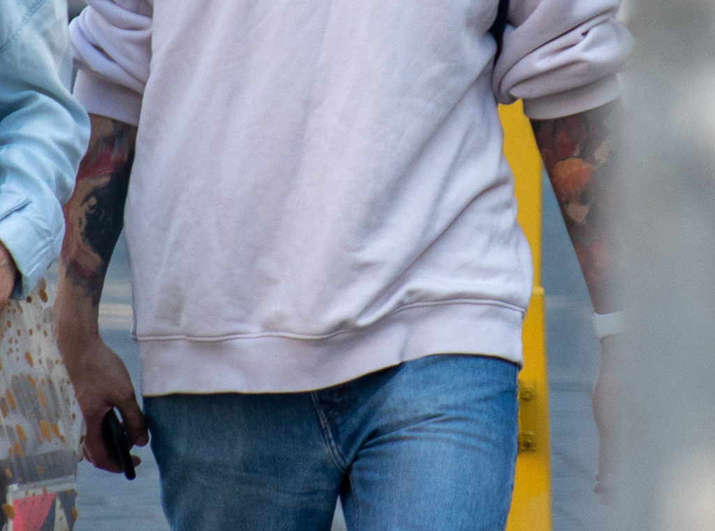 Цветные тату на руке парня на тему манга или хентай – рисунок девушки и тени ребенка - Уличная татуировка (Street tattoo) № 03 – 11.05.2020 для tatufoto.com 3