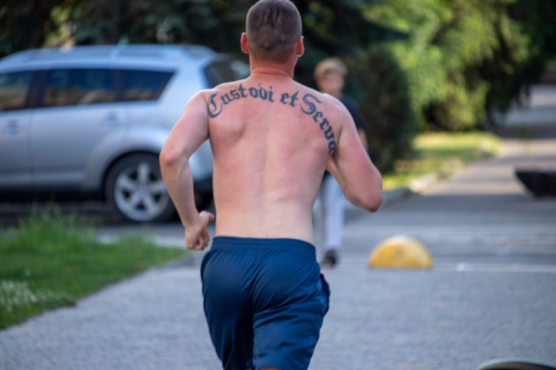Tatu Nadpis Na Spine Parnya Custodi Et Serva Spasi I Sohrani Na Latyni Street Tattoo 07 24 06 2020 Tatufoto Com 1 Tatufoto Com
