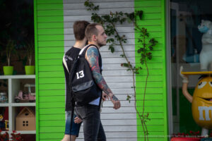 Фото тату на руке мужчины, изображающее птицу в полете. Татуировка выполнена в черно-белых тонах с использованием графичных линий.