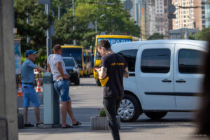 Фото тату на руке мужчины, изображающее детализированный рисунок в стиле реализм. Черно-серые тона, сложные узоры и тени, крупный план.