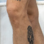 Парень с тату надписями на ногах выше колена и тату с космонавтом - Уличная татуировка (street tattoo) № 06 – 18.06.2020 – tatufoto.com 4