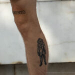 Парень с тату надписями на ногах выше колена и тату с космонавтом - Уличная татуировка (street tattoo) № 06 – 18.06.2020 – tatufoto.com 5