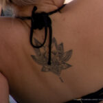 Тату Лотос в центре спины у девушки – Уличная татуировка (Street tattoo) № 04 – 12.06.2020 для tatufoto.com 3