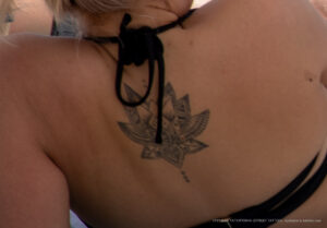 Тату Лотос в центре спины у девушки – Уличная татуировка (Street tattoo) № 04 – 12.06.2020 для tatufoto.com 3