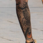 Тату глаз совы на ноге парня – Уличная татуировка (street tattoo) № 06 – 18.06.2020 – tatufoto.com 4