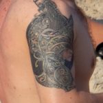 Тату девушка воин в доспехах и шлеме на плече парня - street tattoo № 07 – 24.06.2020 – tatufoto.com 3