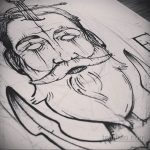 Черно-белая татуировка лица с мечом, пронзающим голову. Мрачный и загадочный рисунок в стиле sketch.