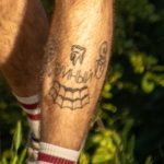 Тату зуб и надпись БУЙНЫЙ на ноге парня - street tattoo № 07 – 24.06.2020 – tatufoto.com 1
