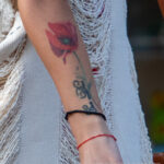 Тату красный мак и надпись на латинском на руке у девушки – Уличная татуировка (street tattoo) № 06 – 18.06.2020 – tatufoto.com 4