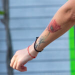Тату красный мак и надпись на латинском на руке у девушки – Уличная татуировка (street tattoo) № 06 – 18.06.2020 – tatufoto.com 5