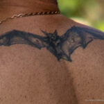 Тату летучая мышь в верхней части спины мужчины - Уличная татуировка (street tattoo) № 06 – 18.06.2020 – tatufoto.com