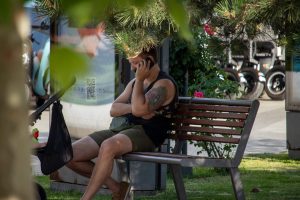 Фото тату на плече мужчины: красочный рисунок с изображением мифологического существа, окруженного цветами и узорами. Реалистичный стиль татуировки.