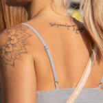 Тату мандала на плече и надпись на спине девушки – Уличная татуировка (Street tattoo) № 05 – 15.06.2020 для tatufoto.com 1