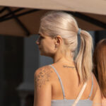 Тату мандала на плече и надпись на спине девушки – Уличная татуировка (Street tattoo) № 05 – 15.06.2020 для tatufoto.com 2