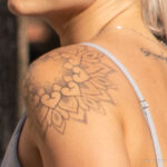 Тату мандала на плече и надпись на спине девушки – Уличная татуировка (Street tattoo) № 05 – 15.06.2020 для tatufoto.com 5