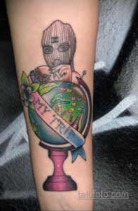 Фото тату: человек в маске, держащий глобус с различными предметами внутри. Татуировка в стиле олдскул.