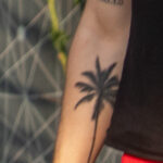 Тату надписи на ноге – пальма и крыло на руке у парня – Уличная татуировка (street tattoo) № 06 – 18.06.2020 – tatufoto.com 4