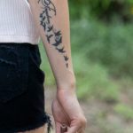 Тату надпись Freedom и птички на руке девушки - street tattoo № 07 – 24.06.2020 – tatufoto.com 7
