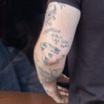 Тату надпись на руке – ХОРОШО ТАМ ГДЕ НАС НЕТ – Уличная татуировка (street tattoo) № 06 – 18.06.2020 – tatufoto.com 1