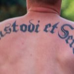 Тату надпись на спине парня Custodi et serva – спаси и сохрани на латыни - street tattoo № 07 – 24.06.2020 – tatufoto.com 3