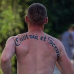 Тату надпись на спине парня Custodi et serva – спаси и сохрани на латыни - street tattoo № 07 – 24.06.2020 – tatufoto.com 4