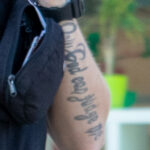 Тату надпись только Бог мне судья и шут с картами на теле парня – Уличная татуировка (street tattoo) № 06 – 18.06.2020 – tatufoto.com 3