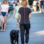 Фото тату на руке: крупный план рукава с реалистичным портретом и цветами, выполненным в черно-серых тонах.