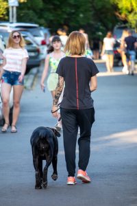 Фото тату на руке: крупный план рукава с реалистичным портретом и цветами, выполненным в черно-серых тонах.