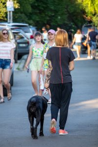 Фото тату на руке: реалистичный рукав с изображением цветов, портрета и растительных элементов, выполненный в черно-серых тонах.