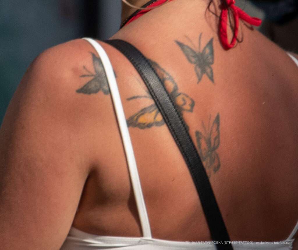 Тату с бабочками на левой лопатке у женщины – Уличная татуировка (Street tattoo) № 05 – 15.06.2020 для tatufoto.com 1
