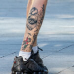 Тату с глазом внутри сердца на ноге у парня – Уличная татуировка (street tattoo) № 06 – 18.06.2020 – tatufoto.com 2