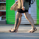 Тату с кошкой в кустах на ноге парня – Уличная татуировка (street tattoo) № 06 – 18.06.2020 – tatufoto.com 1