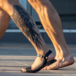 Тату с кошкой в кустах на ноге парня – Уличная татуировка (street tattoo) № 06 – 18.06.2020 – tatufoto.com 3
