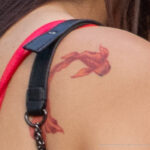 Тату с красной золотой рыбкой на правом плече девушки – Уличная татуировка (Street tattoo) № 05 – 15.06.2020 для tatufoto.com 2