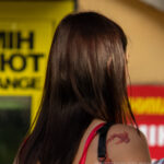Тату с красной золотой рыбкой на правом плече девушки – Уличная татуировка (Street tattoo) № 05 – 15.06.2020 для tatufoto.com 6