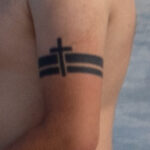 Тату с крестом и линиями на руке мужчины браслетом - Уличная татуировка (street tattoo) № 06 – 18.06.2020 – tatufoto.com 3