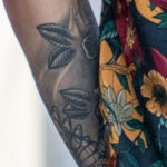 Тату с листиками растения на руке парня – Уличная татуировка (street tattoo) № 06 – 18.06.2020 – tatufoto.com 2