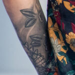 Тату с листиками растения на руке парня – Уличная татуировка (street tattoo) № 06 – 18.06.2020 – tatufoto.com 3