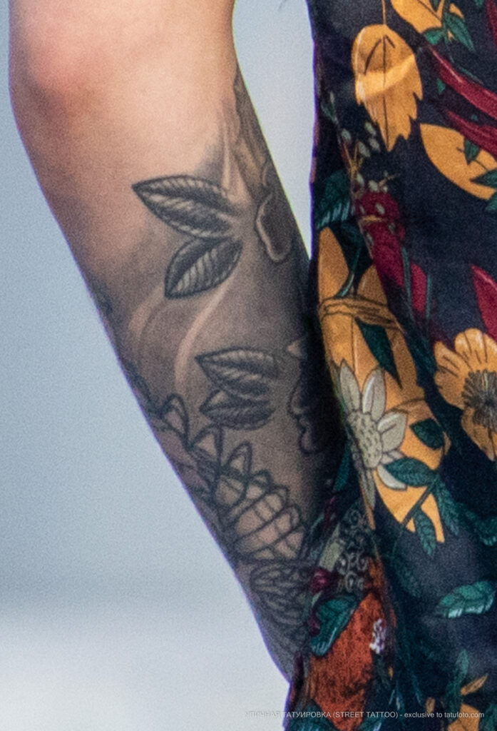 Тату с листиками растения на руке парня – Уличная татуировка (street tattoo) № 06 – 18.06.2020 – tatufoto.com 3