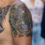 Тату с оскалом тигра на левом плече мужчины - Уличная татуировка (street tattoo) № 06 – 18.06.2020 – tatufoto.com 1