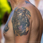 Тату с оскалом тигра на левом плече мужчины - Уличная татуировка (street tattoo) № 06 – 18.06.2020 – tatufoto.com 2
