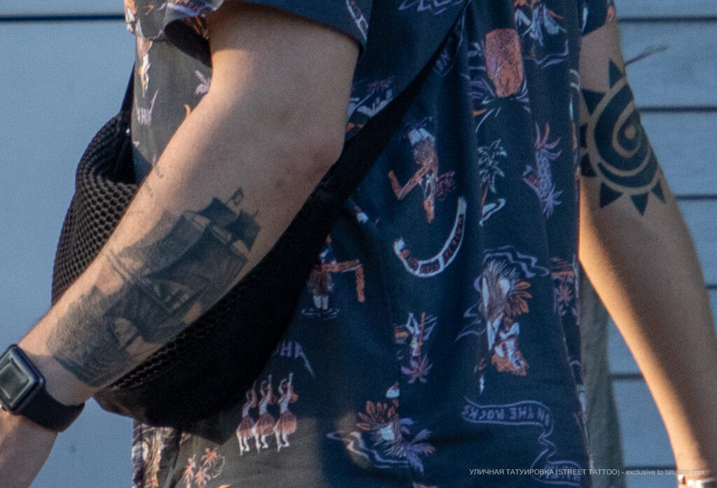 Тату с парусником на руке парня – Уличная татуировка (street tattoo) № 06 – 18.06.2020 – tatufoto.com 1