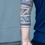 Тату с узорами и линиями на руке мужчины - street tattoo № 07 – 24.06.2020 – tatufoto.com 2