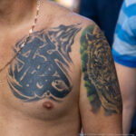 Тату с узорами на левой части груди мужчины - Уличная татуировка (street tattoo) № 06 – 18.06.2020 – tatufoto.com