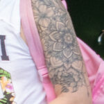 Тату с цветами и мандалой на руке женщины – Уличная татуировка (Street tattoo) № 05 – 15.06.2020 для tatufoto.com 3