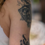Тату с цветами и надписями на руке и плече девушки – Уличная татуировка (street tattoo) № 06 – 18.06.2020 – tatufoto.com 2