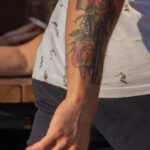Тату с цветами и револьвером на руке у парня – Уличная татуировка (street tattoo) № 06 – 18.06.2020 – tatufoto.com 2
