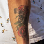 Тату с цветами и револьвером на руке у парня – Уличная татуировка (street tattoo) № 06 – 18.06.2020 – tatufoto.com 4