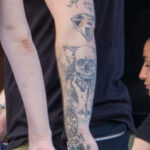 Тату с черепами и надписями на руке парня – Уличная татуировка (street tattoo) № 06 – 18.06.2020 – tatufoto.com 1