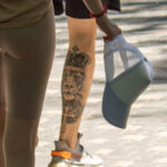 Тату со львом в короне и крест на ноге парня – Уличная татуировка (Street tattoo) № 04 – 12.06.2020 для tatufoto.com 1